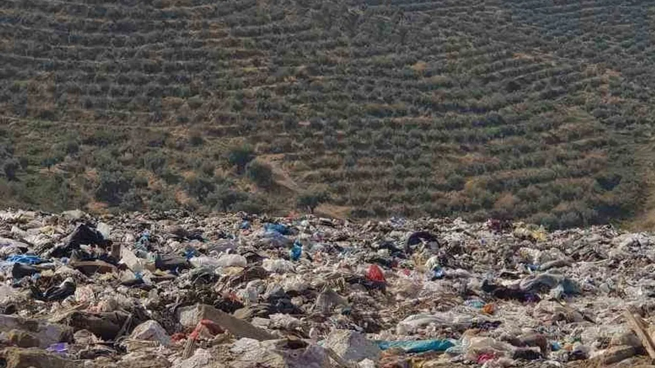İzmir’de biriken çöpler yangın riskini artırıyor görseli
