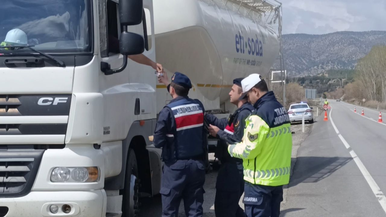 Nallıhan'da jandarma ve polisten şeker tadında uygulama görseli