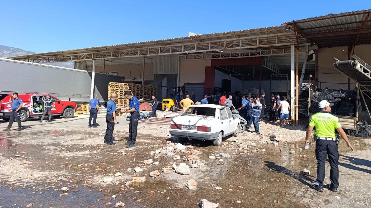 Demre'de toptancı halinde patlama: 1 ölü, 3 yaralı görseli