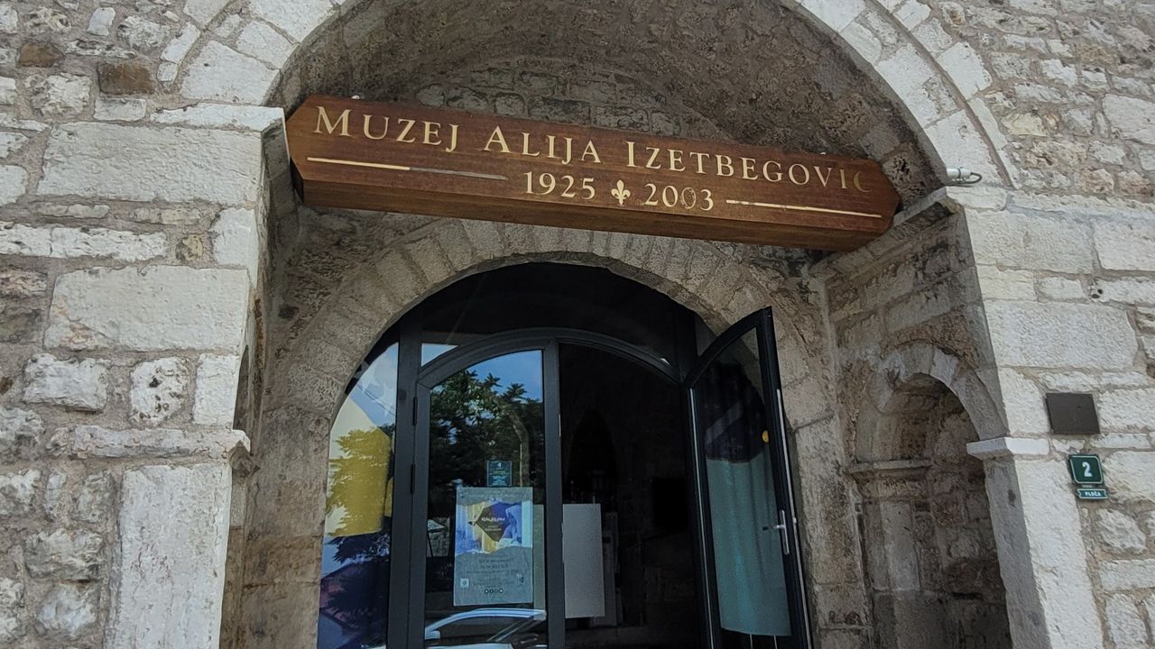 Bilge Kral'ın anıları bu müzede: Aliya İzzetbegoviç Müzesi görseli