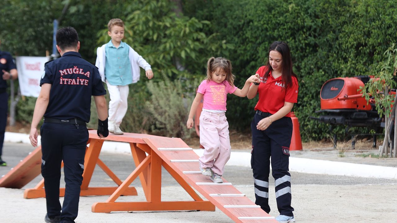 İtfaiye Haftasında Küçük Kahramanlar Sahada görseli