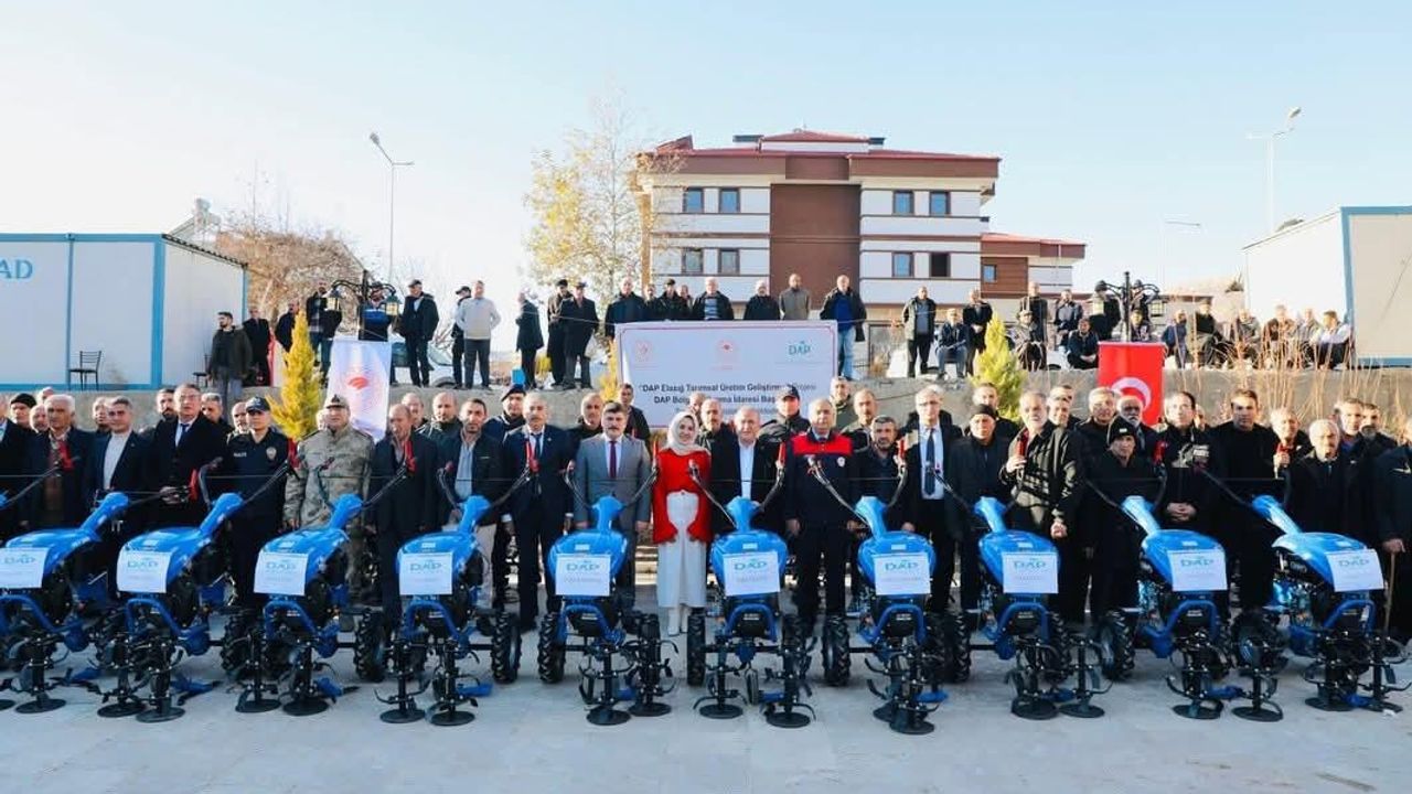 Baskil’de çiftçilere 100 adet dizel çapa makinesi dağıtıldı görseli