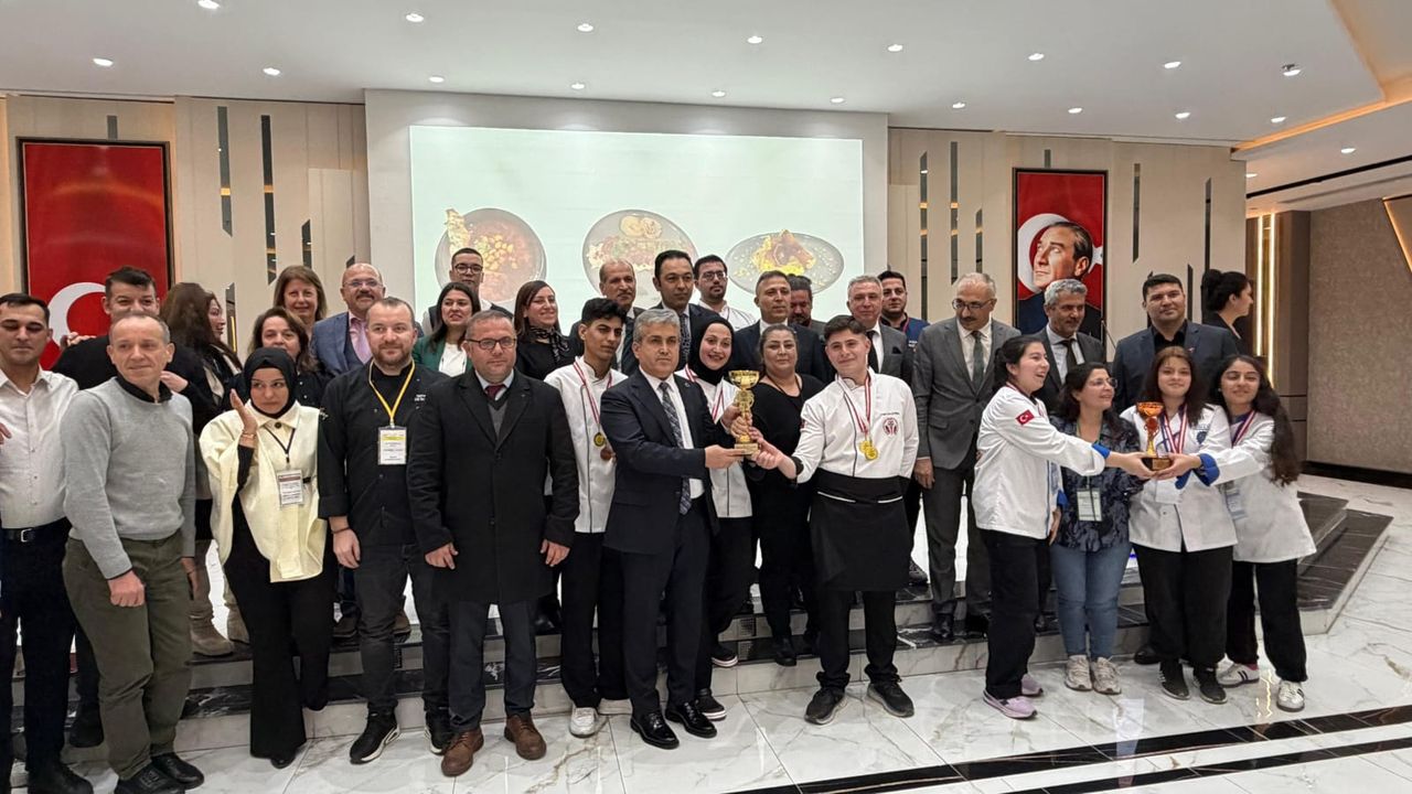 Nezihe Yalvaç Turizm MTAL Akdeniz bölge birincisi oldu görseli