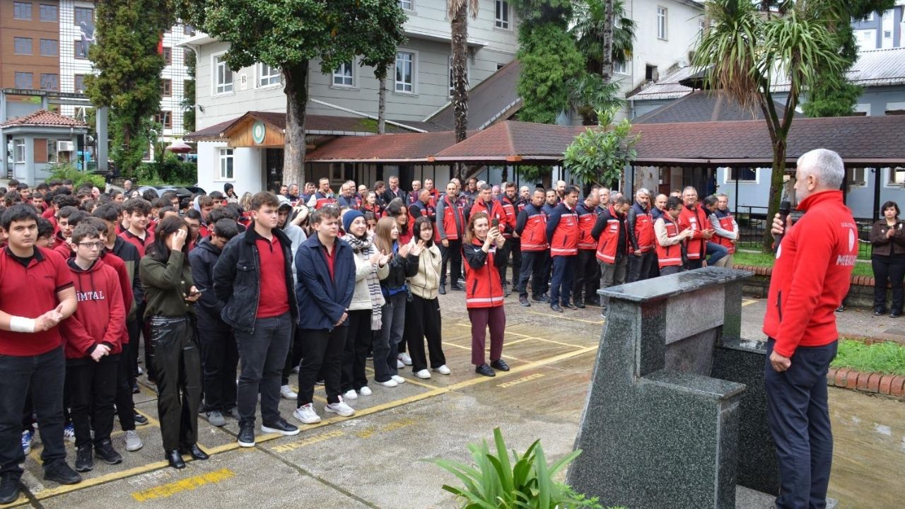 Rize’de okullarda eş zamanlı tahliye tatbikatı yapıldı görseli