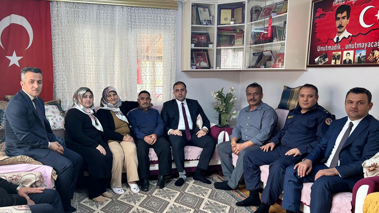 Ulus Kaymakamı Fırat Kadiroğlu’ndan şehit öğretmen Erol Ercan’ın ailesine ziyaret görseli