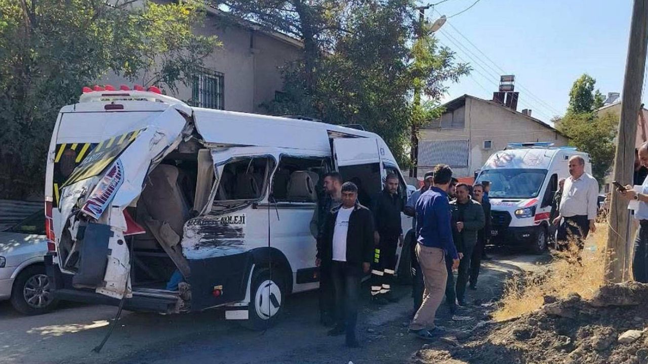Muş’ta yolcu treni okul servisine çarptı: 17 öğrenci yaralandı görseli