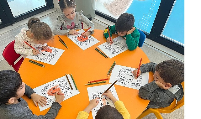 Mutlu anneler, mutlu çocuklar yetiştirir görseli