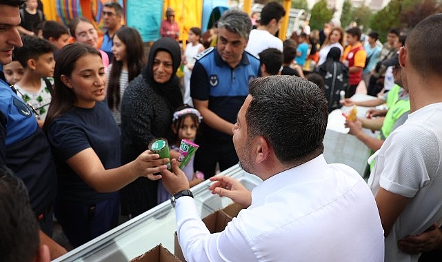 Rasim Başkan’dan Çocuklara Dondurma ve Limonata görseli