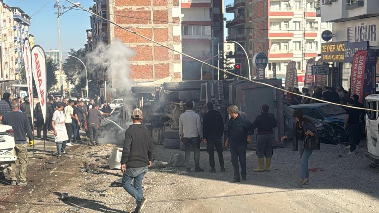 Malatya’da freni boşalan kamyon 15 araca çarptı! görseli