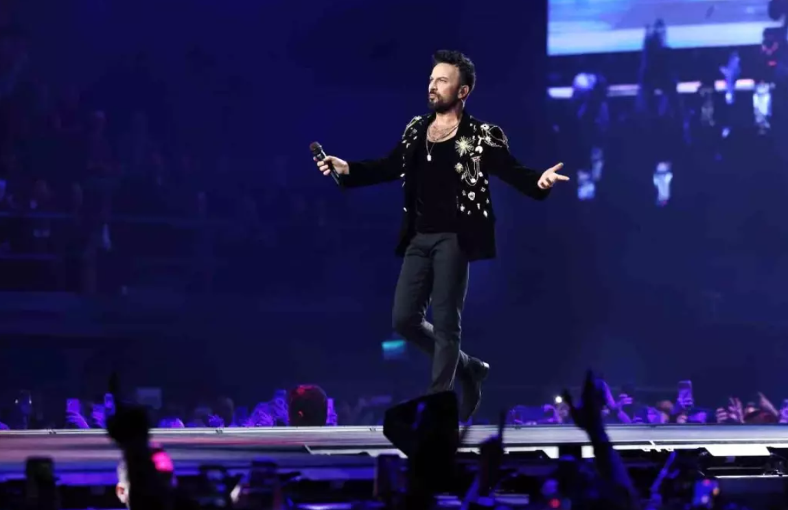 Tarkan’ın "Volkswagen Arena" Çıkartması: 50 Bin Kişiyle Kalp Kalbe! görseli