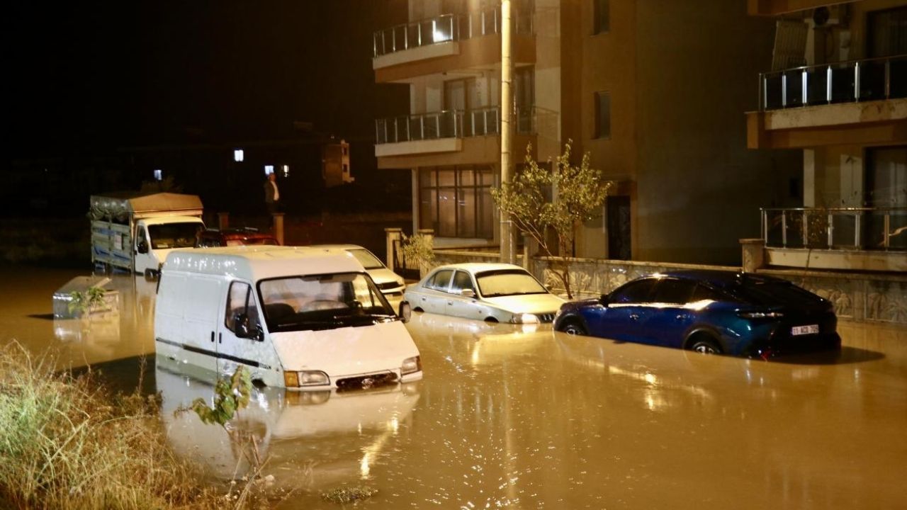 İzmir Bergama’da sağanak yaşamı felç etti görseli