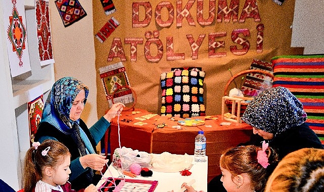 Bornova’da minik eller tezgâh başında görseli