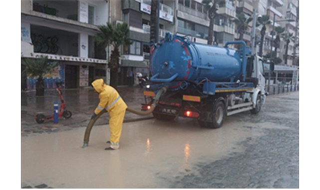 İzmir Büyükşehir Belediyesi ekipleri yağış nöbetinde görseli