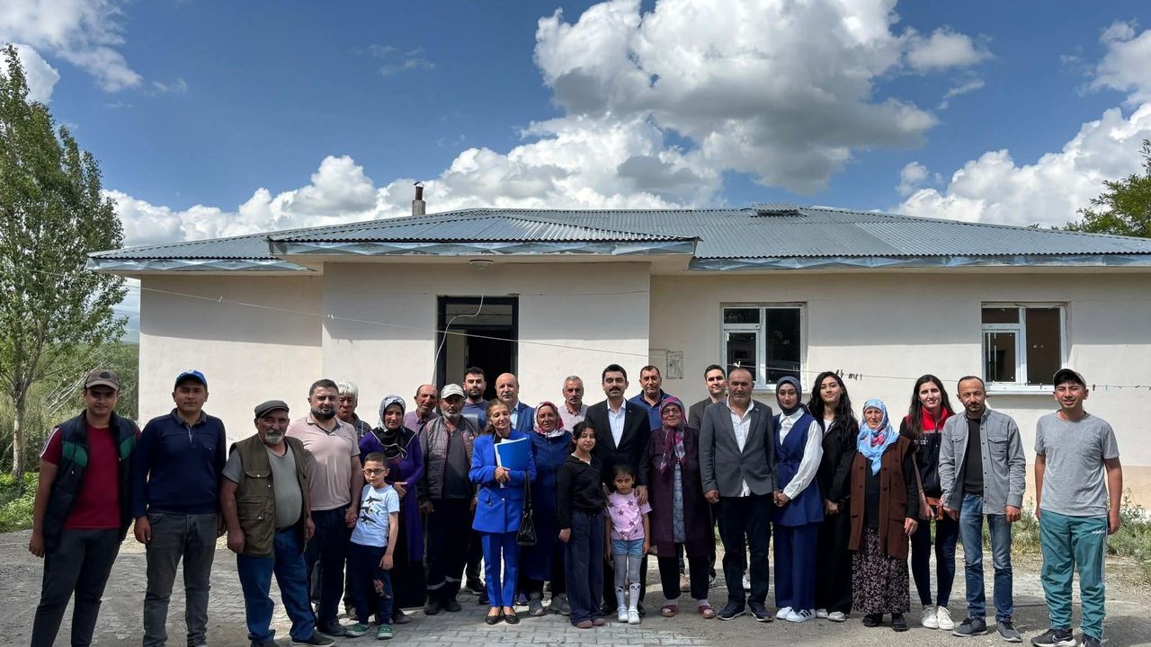 Susuz Kaymakamı Muhammed Emin Tutal, Şehit Aycan Değer’in kabrin de dua etti görseli