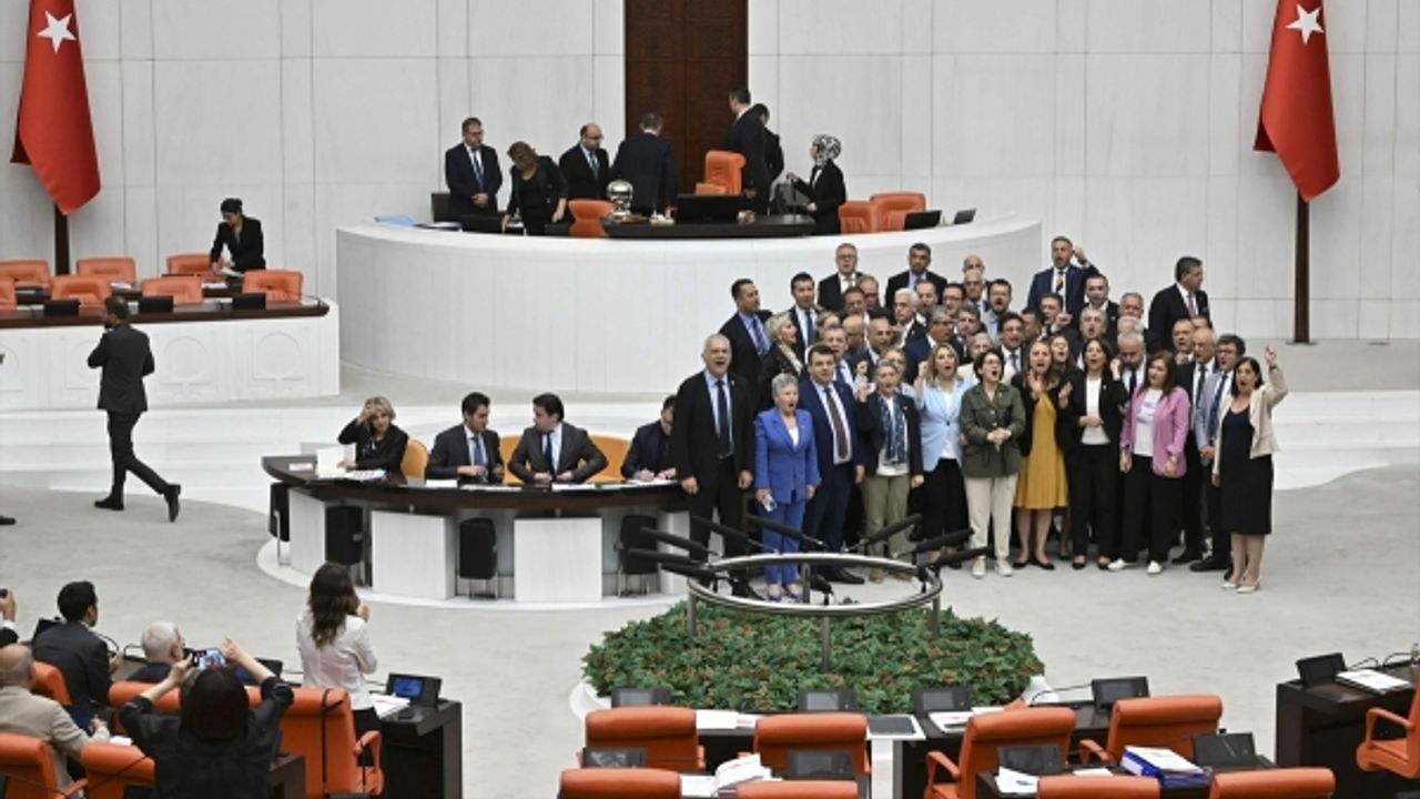 TBMM Genel Kurulunda CHP'li vekiller kürsüyü işgal etti görseli