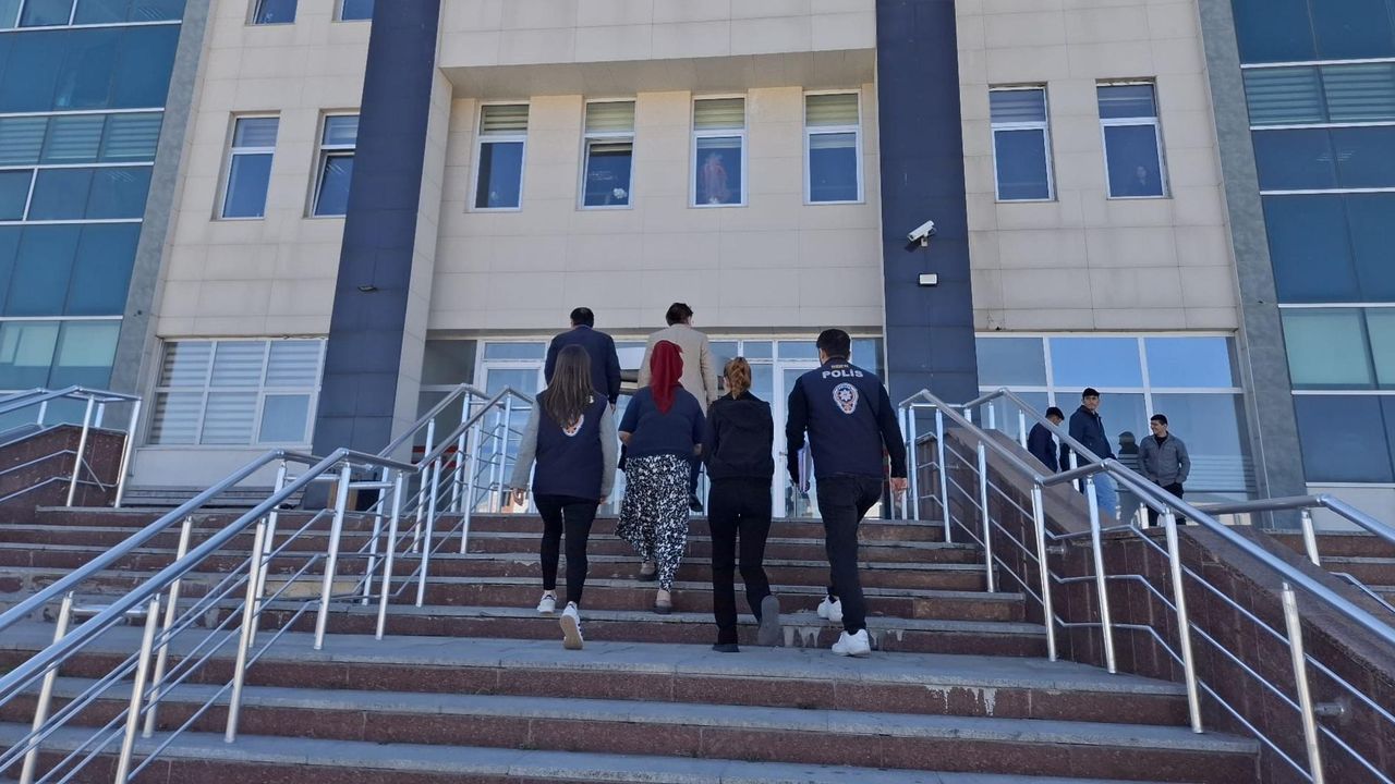 Kars’ta banka kartı dolandırıcılığı operasyonu: 2 şüpheli gözaltına alındı görseli
