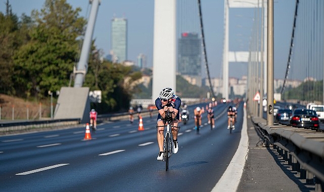 Dünyanın ilk Oral-B Asya ve Avrupa Triatlon Şampiyonası İstanbul'da yapıldı görseli