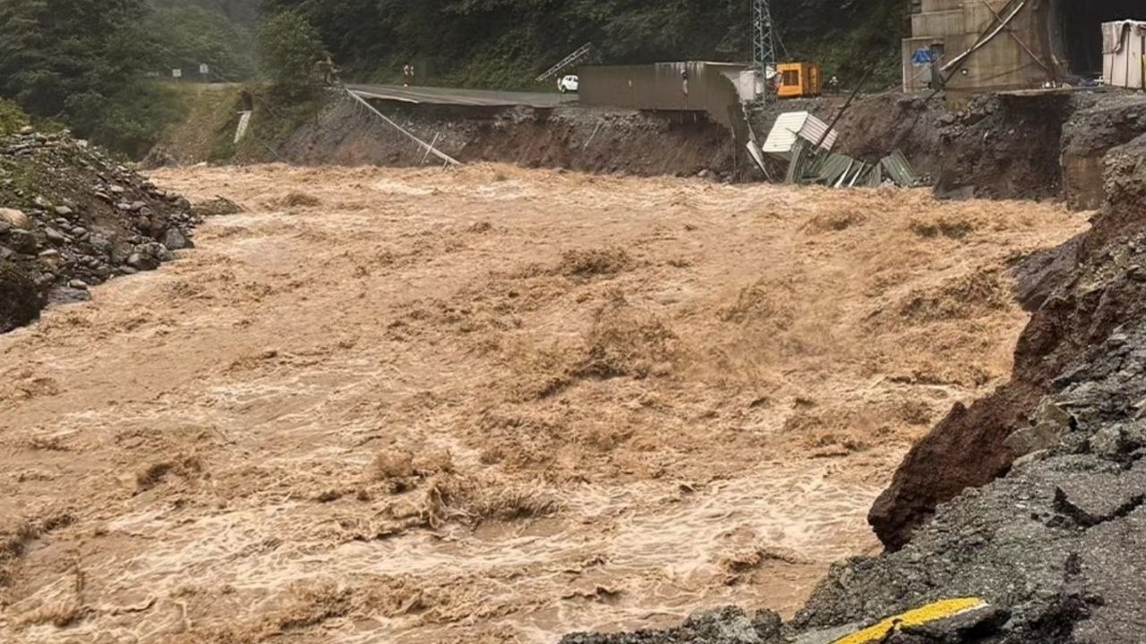 Rize’de şiddetli yağış Ayder Yaylası’nı felç etti: 1500 kişi mahsur kaldı görseli
