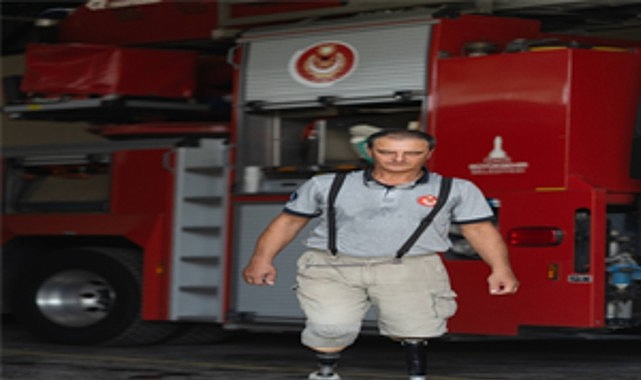 Engelli itfaiyeci çok sevdiği mesleğinden hiç kopmadı görseli
