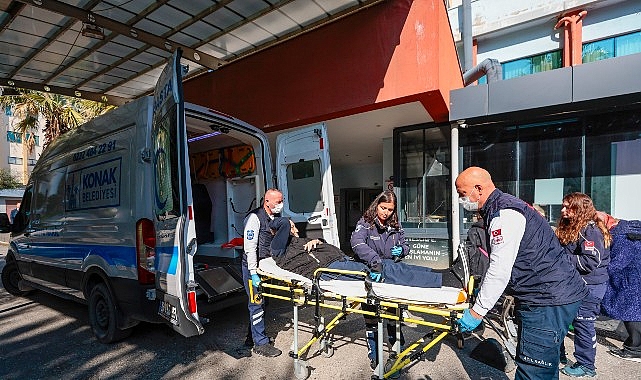 Konak’ın hasta nakil hizmeti yüzleri güldürüyor görseli