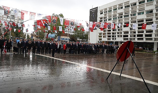 Başkan Vekili Özdemir çelenk sunma törenine katıldı görseli
