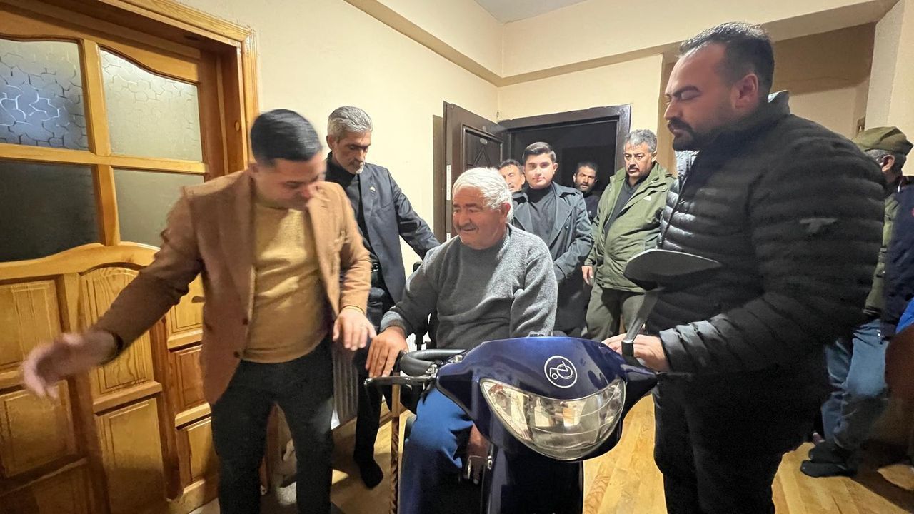 MHP Kars teşkilatı’ndan engelli vatandaşa akülü araç desteği görseli
