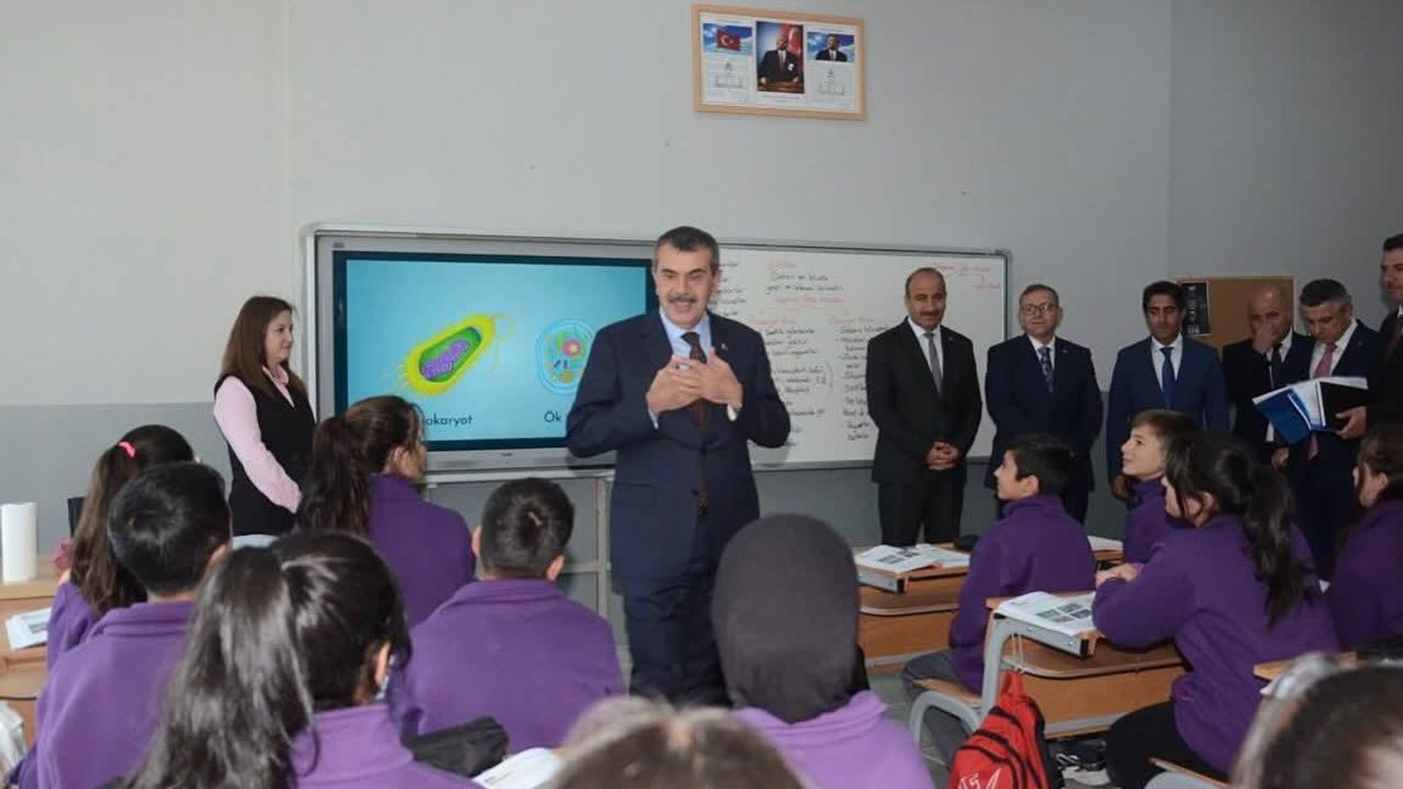 Milli Eğitim Bakanı Yusuf Tekin, Sarıkamış Fen Lisesi’ni ziyaret ederek incelemelerde bulundu görseli
