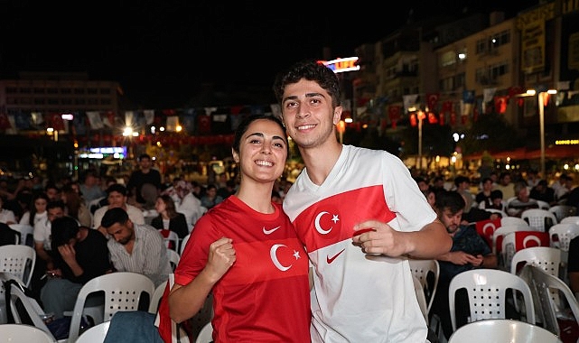 Ay-Yıldızlı coşku meydana sığmadı görseli