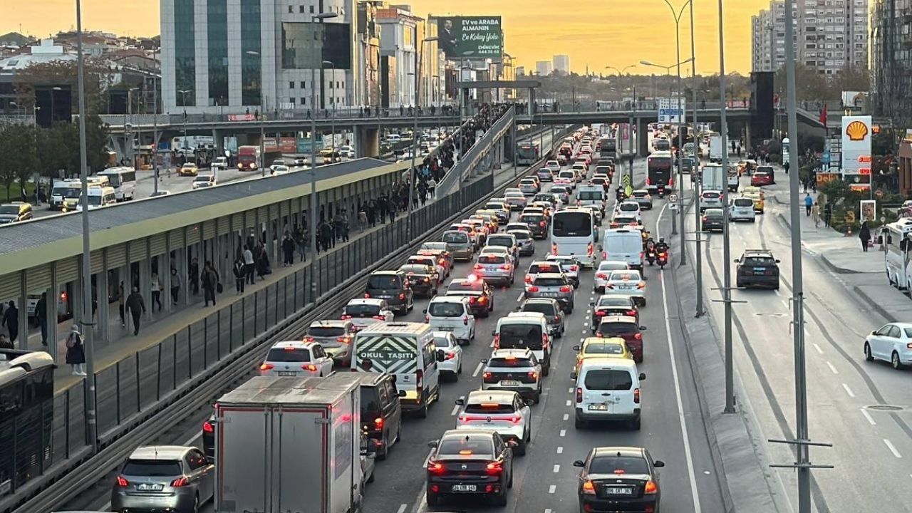 İstanbul trafiği kilitlendi: Yoğunluk yüzde 70’e ulaştı görseli