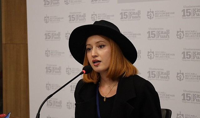 "Kitapların Perisi" yapay zekaya karşı uyardı görseli