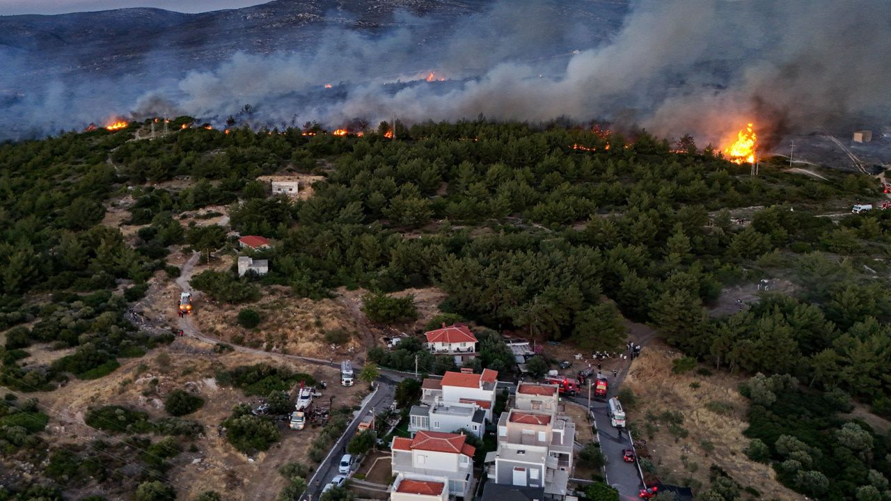 Bakan Yumaklı'dan açıklama: Çeşme yangını kontrol altında görseli