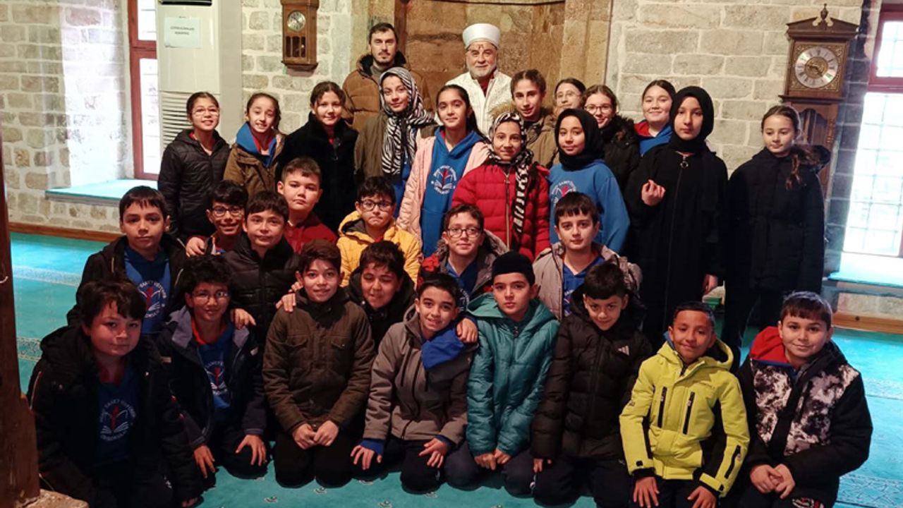 Şehit Samet Üstüner ortaokulu öğrencileri, tarihi paşa caminde görseli
