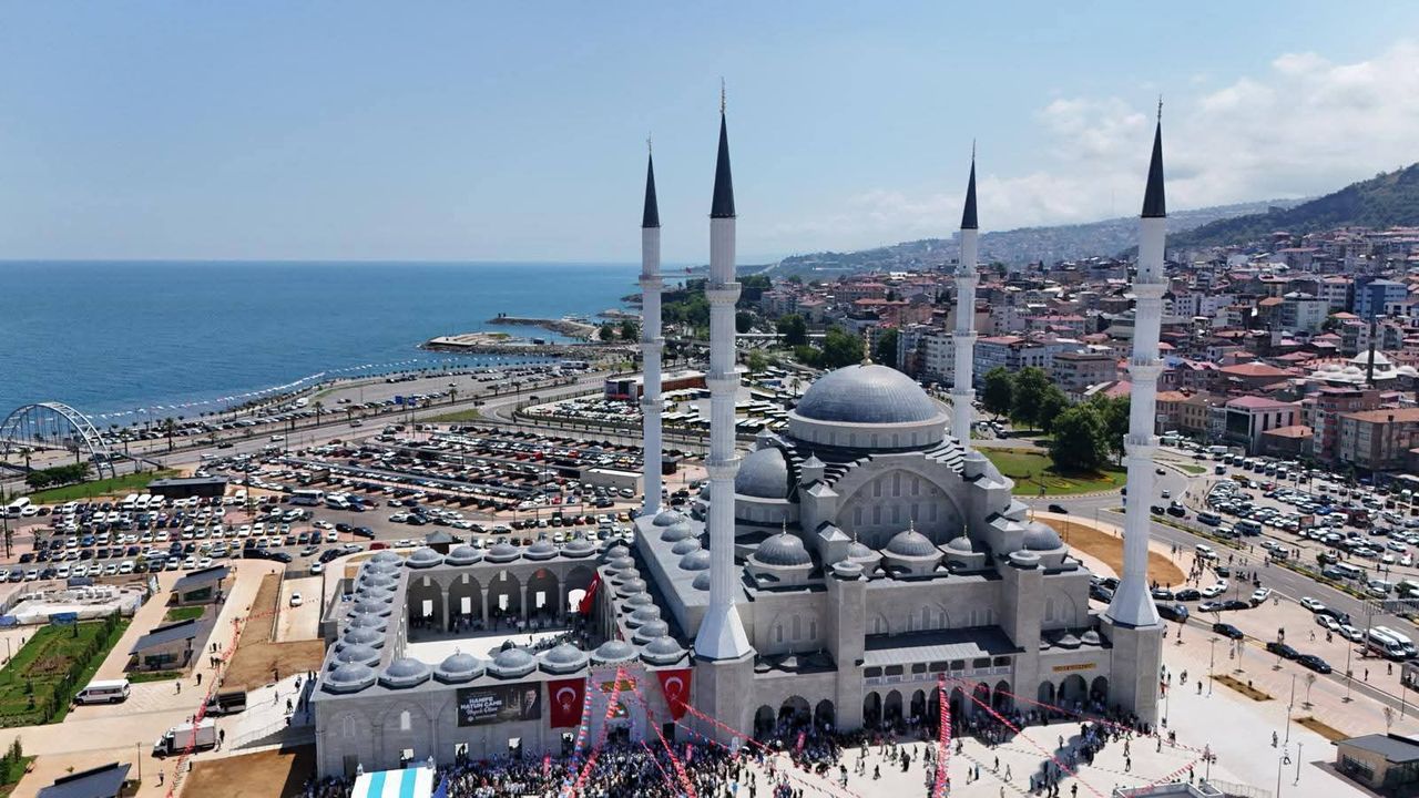 Doğu Karadeniz'in en büyük camisi Hanife Hatun Camii ibadete açıldı görseli