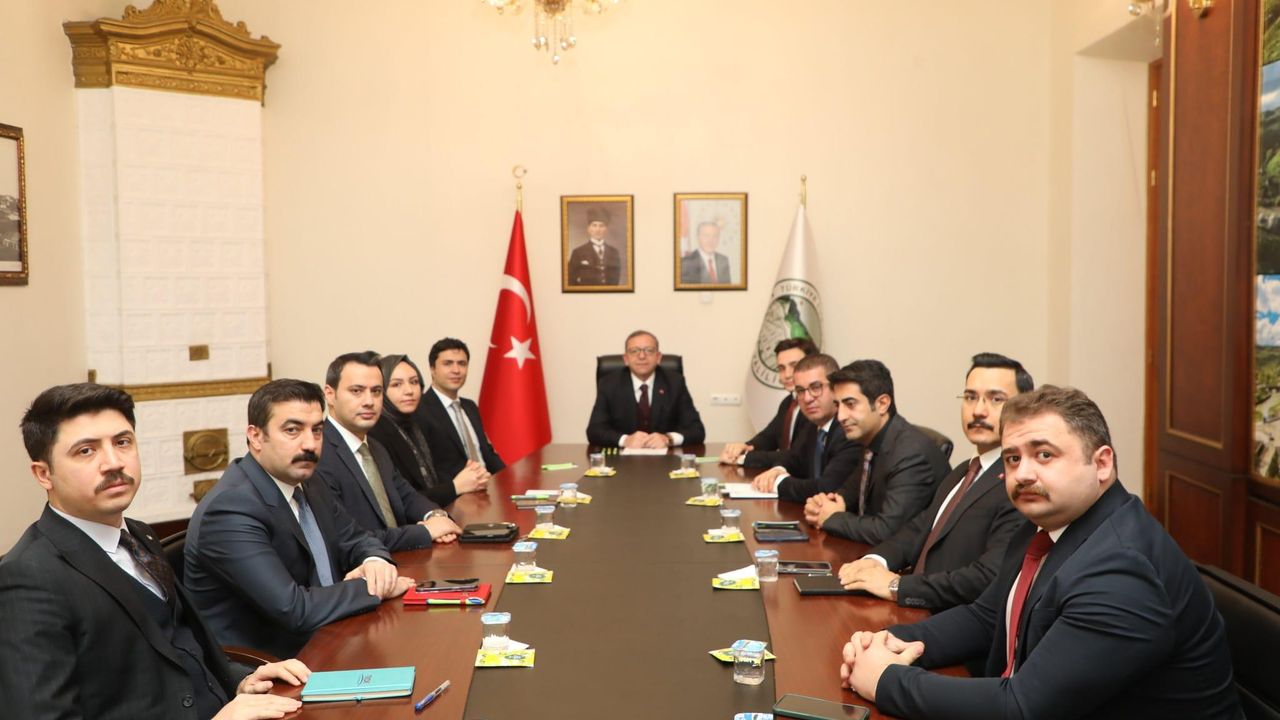 Kars’ta Kaymakamlar Toplantısında ilçelerde yürütülen kamu hizmetleri, masaya yatırıldı görseli