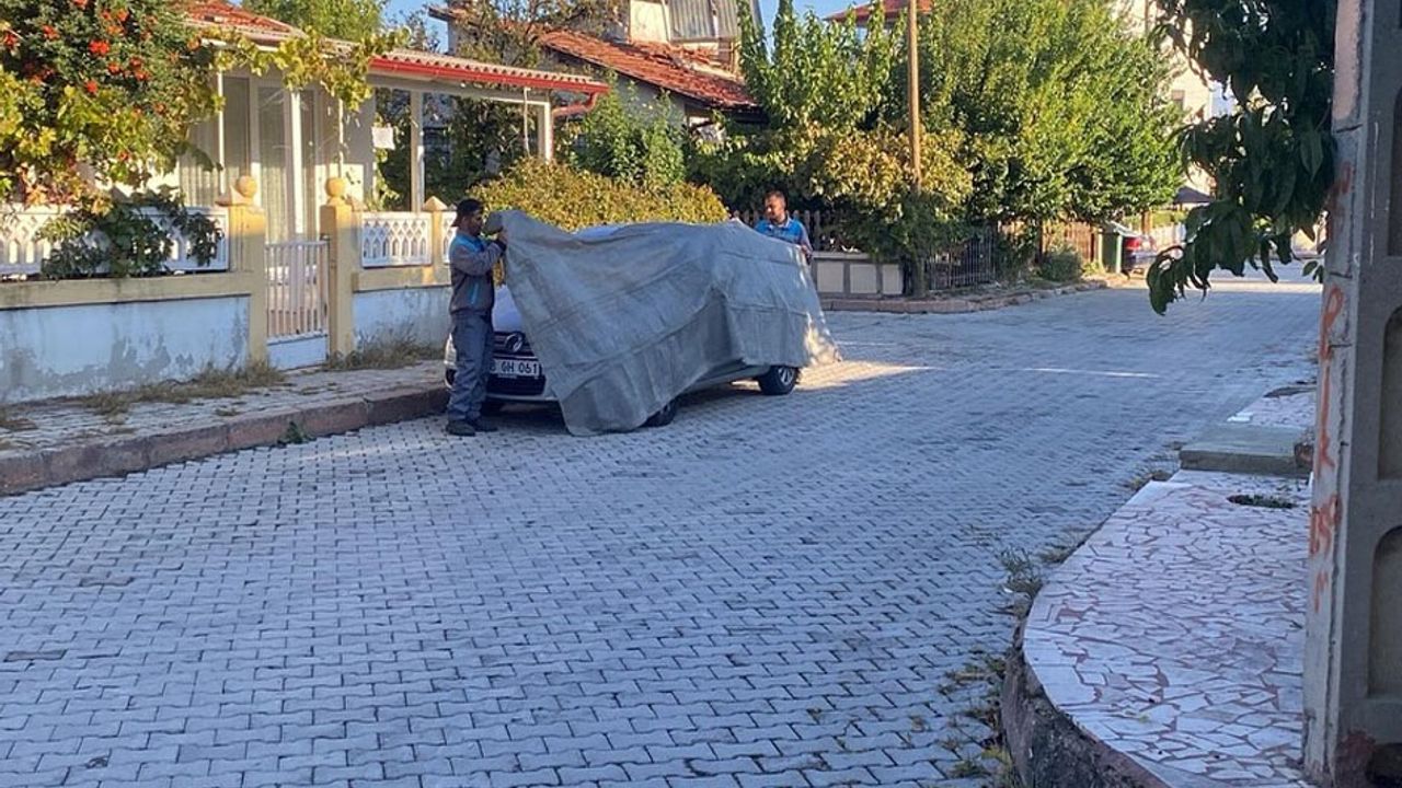Temizlik çalışmalarında araçlara brandalı önlem görseli