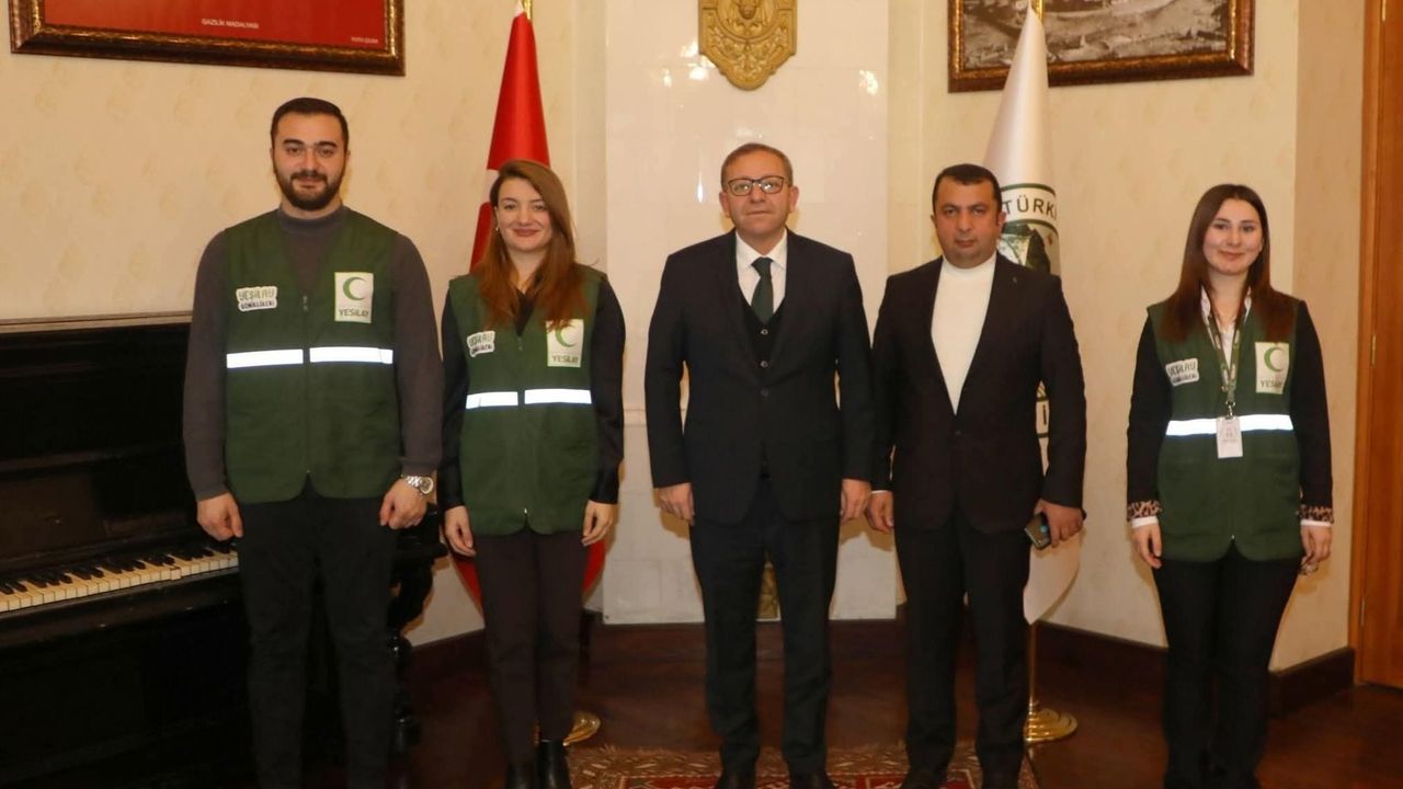 Kars Valisi Ziya Polat, "Kars Yeşilay Şubesini ve tüm ekibi kutluyorum" görseli