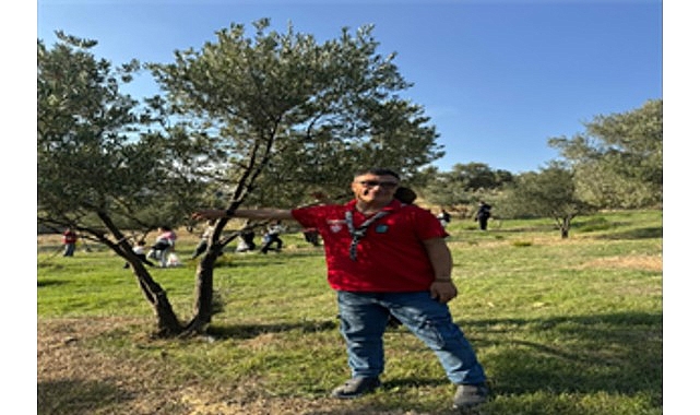 Engelli yurttaşlar ve yakınları zeytin hasadında buluştu görseli
