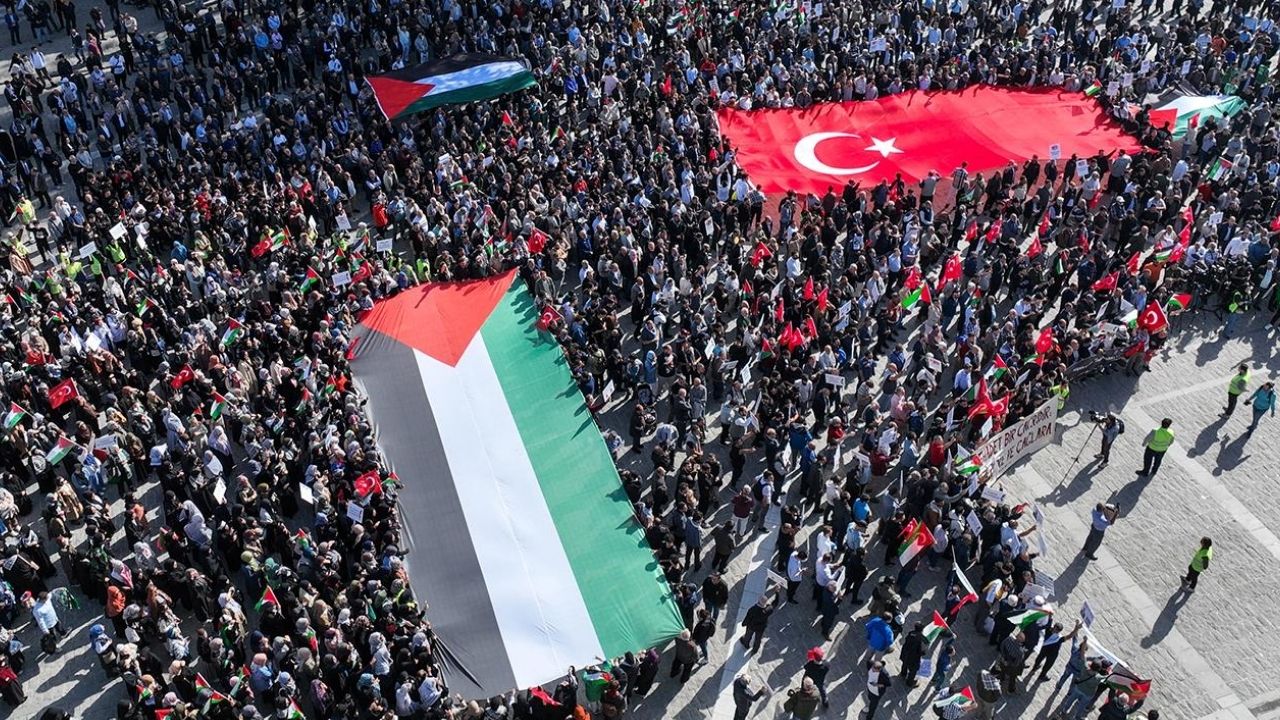 İstanbul’da Filistin’e destek yürüyüşü için vatandaşlar Galata Köprüsü’nde buluşuyor görseli
