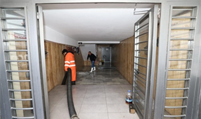 İzmir Büyükşehir Belediyesi sahada: 412 iş makinesi ve 1365 personel görevde görseli