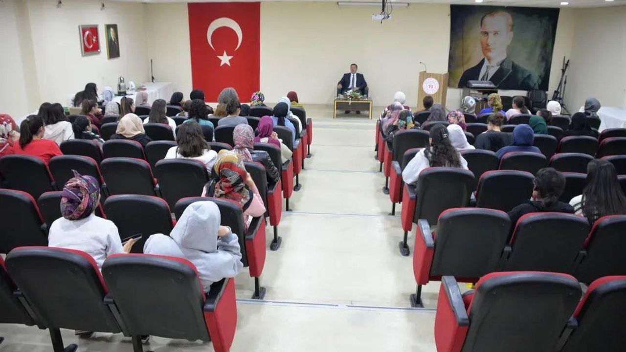 İl Müdürü Başköylü, yurt öğrencileriyle kariyer günleri kapsamında bir araya geldi görseli