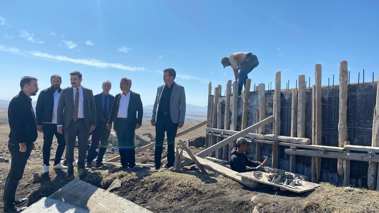 Arpaçay Kaymakamı Akköz, köylerdeki altyapı çalışmalarını yerinde inceledi görseli