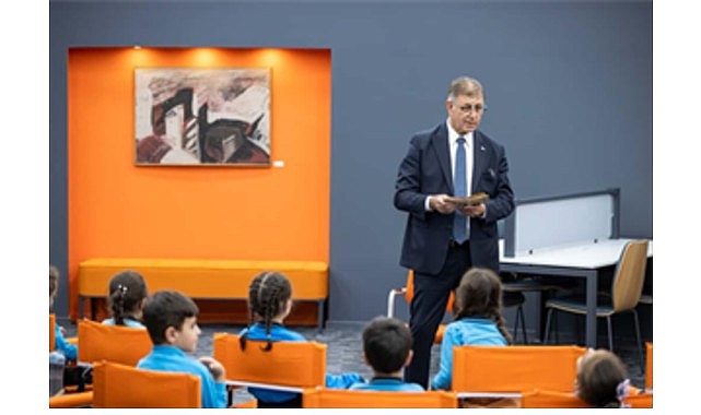 Başkan Tugay kütüphanede çocuklara hikaye okudu görseli