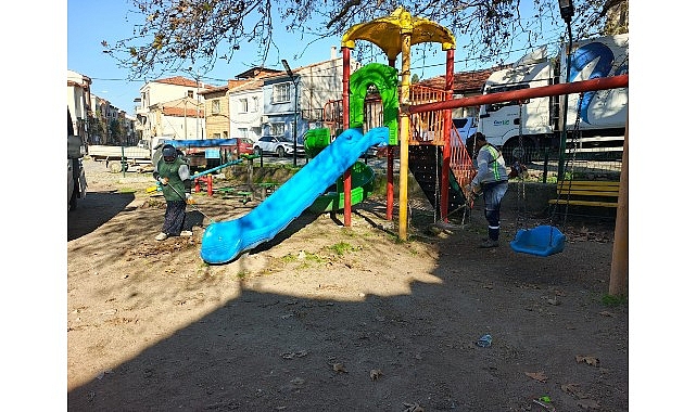 Ayvalık’ta Park ve Bahçeler Ekiplerinden 7/24 Yoğun Mesai görseli