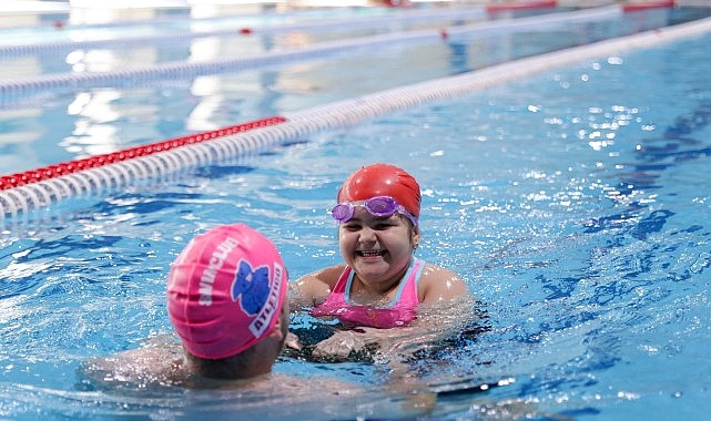Buca’nın yıldızı Sporium yüzme kursları ile kapılarını açtı görseli