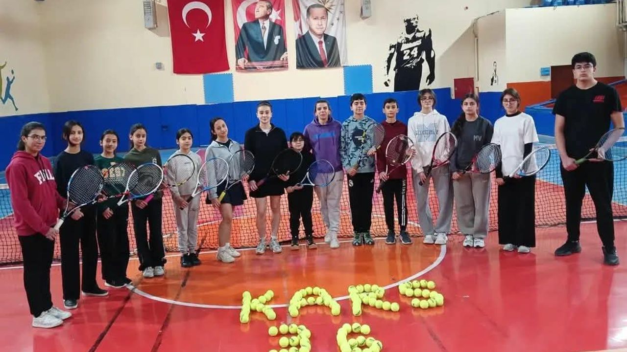 GSB Spor Okulları kapsamında tenis antrenmanları devam ediyor görseli