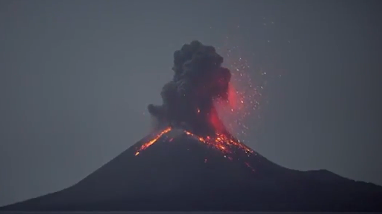 Semeru Yanardağı'nda art arda iki patlama görseli