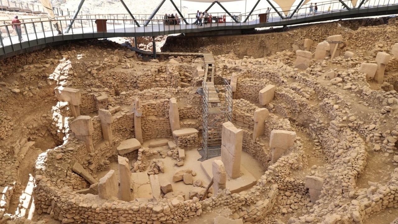 Göbeklitepe’de heyecan yaratan insan heykeli keşfi görseli