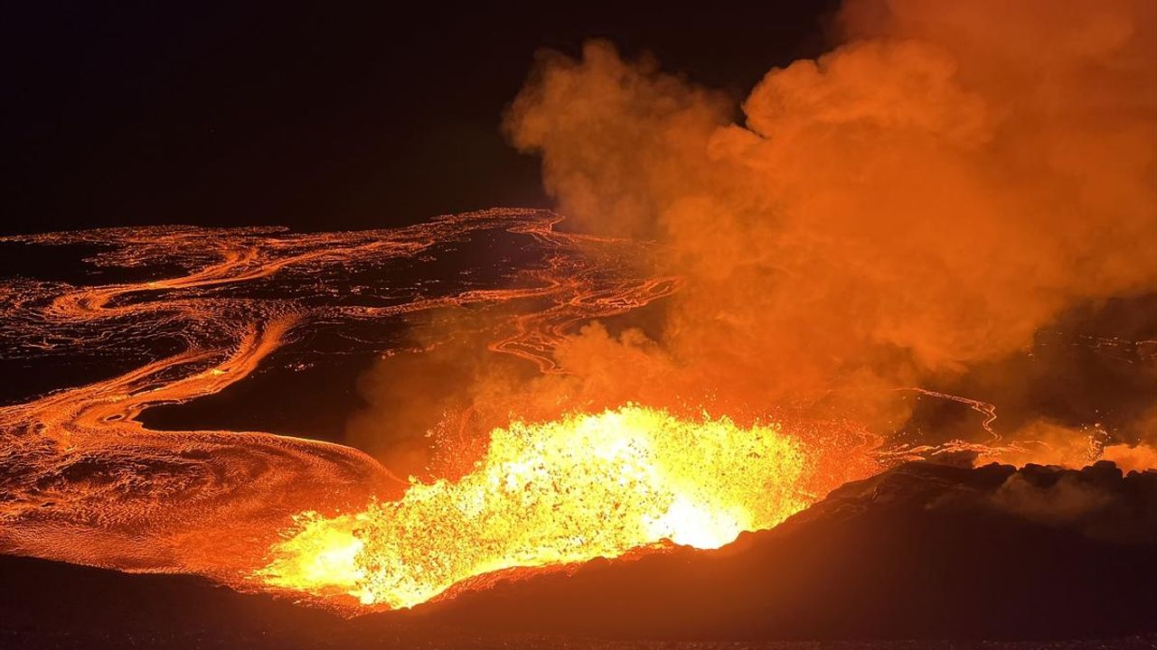 Hawaii'de Kilauea yanardağı yeniden lav püskürttü görseli