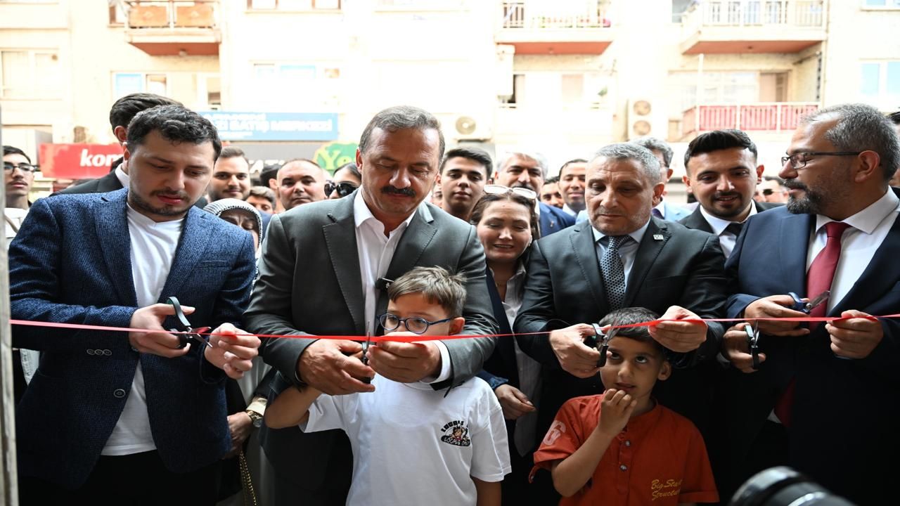 Ağıralioğlu Yalova’da esnafla buluştu, il binasının açılışını gerçekleştirdi görseli