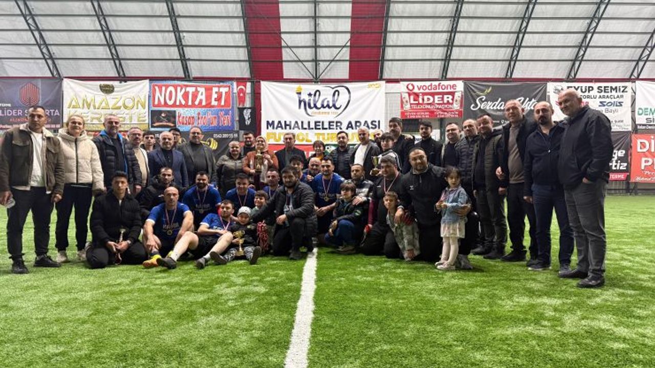 Terme’de 15 takımlı futbol turnuvasının finalinde Fenk Mahallesi büyük ilgi altında şampiyonluğa ulaştı görseli